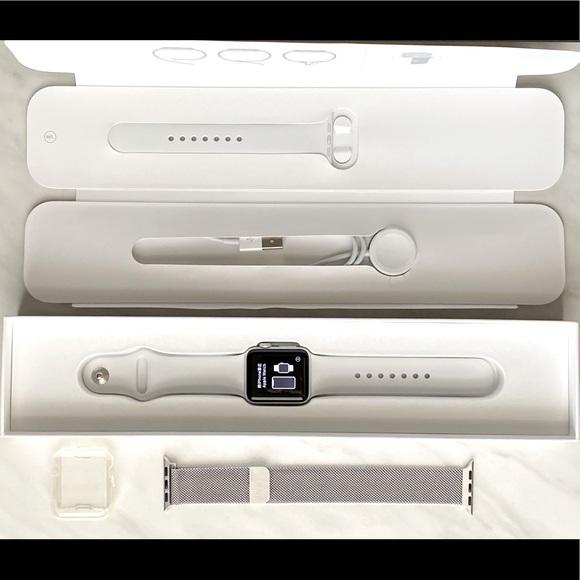 Apple Accessories - Apple Watch Series 3 38mm with extra band and case